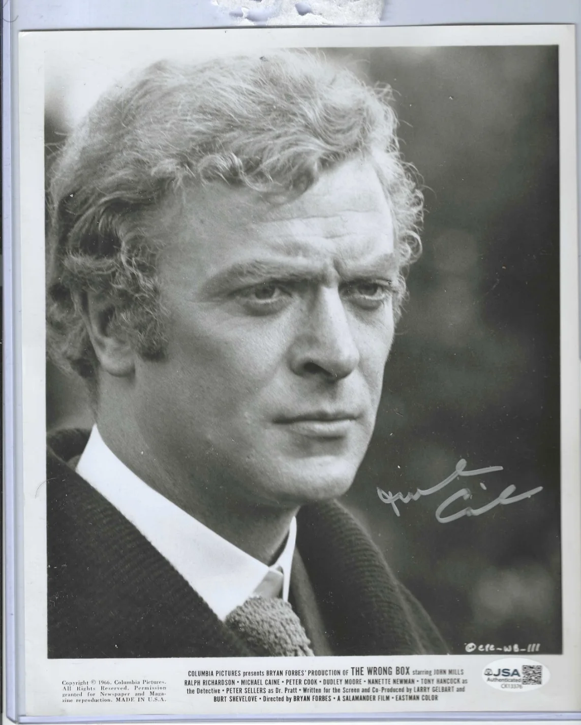 MICHAEL CAINE — MICHAEL CAINE SIGNED 8X10 PHOTO JSA 1966 THE WRONG BOX MOVIE STILL / PROMO