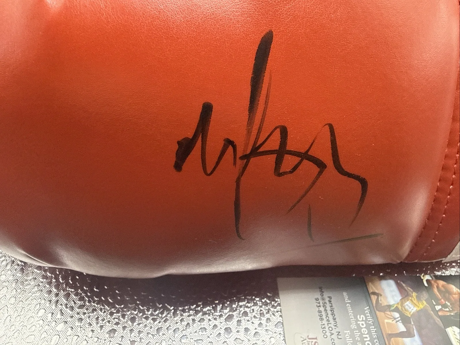 Mark Wahlberg — MARK WAHLBERG SIGNED AUTOGRAPH BOXING GLOVE JSA COA THE FIGHTER MICKY WARD, image 3