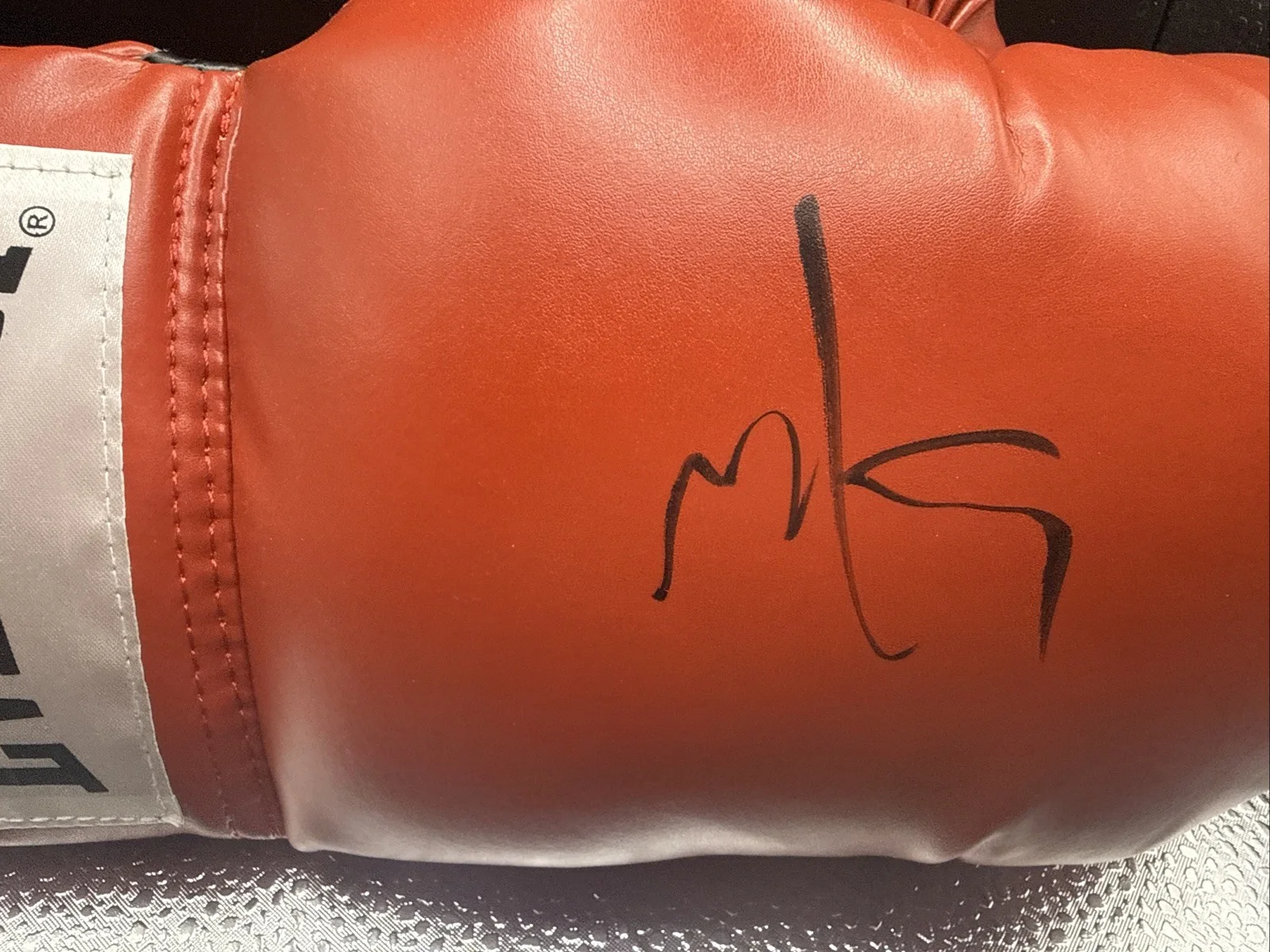 Mark Wahlberg — MARK WAHLBERG SIGNED AUTOGRAPH BOXING GLOVE THE FIGHTER MICKY WARD Proof, image 2
