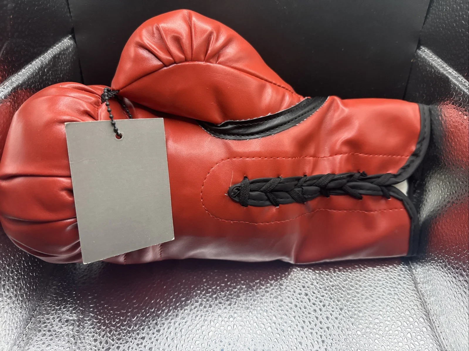 Mark Wahlberg — MARK WAHLBERG SIGNED AUTOGRAPH BOXING GLOVE THE FIGHTER MICKY WARD Proof, image 3
