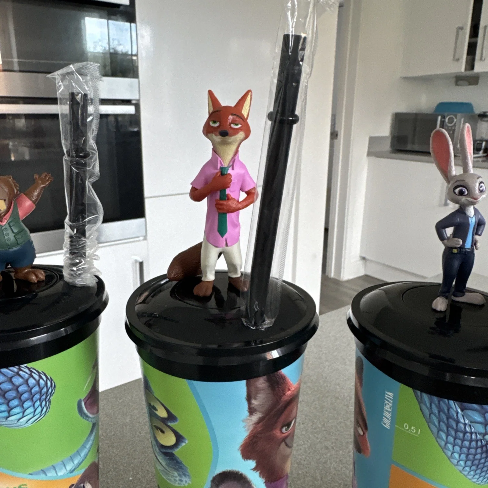 Zootropolis 2 UK Cinema Complete Set 4 Drinking Cups + Popcorn Bucket Disney, изображение 4