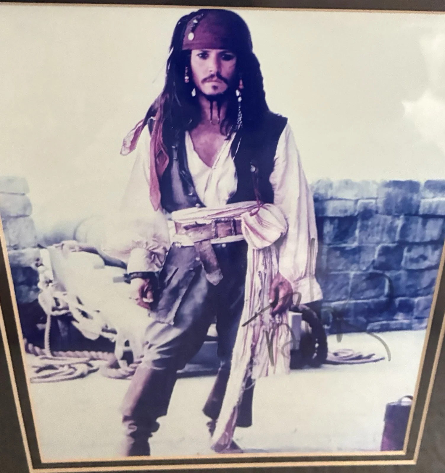 Johnny Depp — Johnny Depp SIGNED Photo w Prop Coin Jack Sparrow Pirates of the Caribbean w/COA, изображение 2