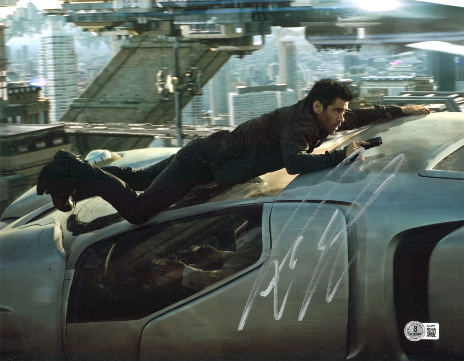 COLIN FARRELL — COLIN FARRELL SIGNED AUTOGRAPH TOTAL RECALL 11X14 PHOTO BECKETT BAS