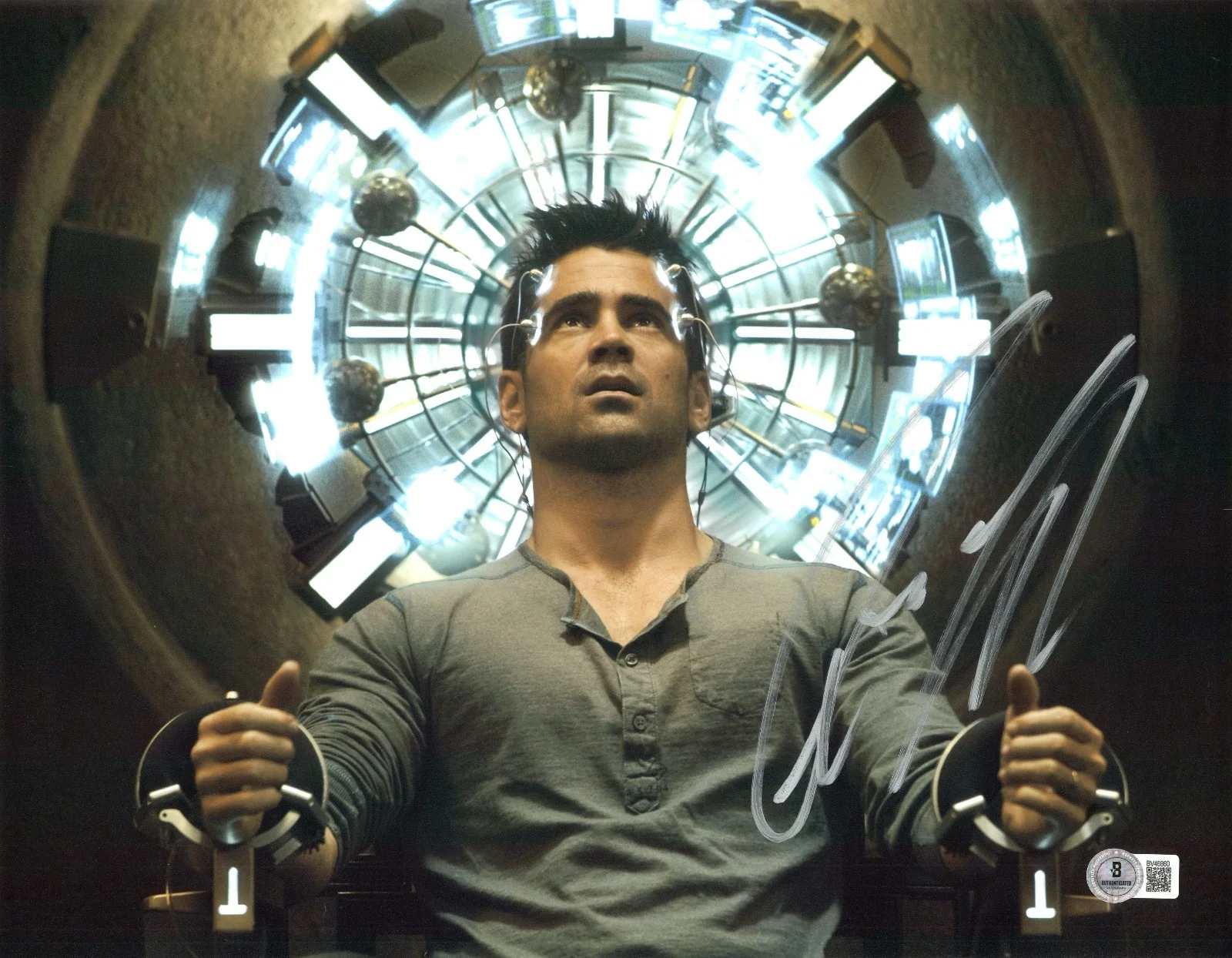 COLIN FARRELL — COLIN FARRELL SIGNED AUTOGRAPH TOTAL RECALL 11X14 PHOTO BECKETT BAS