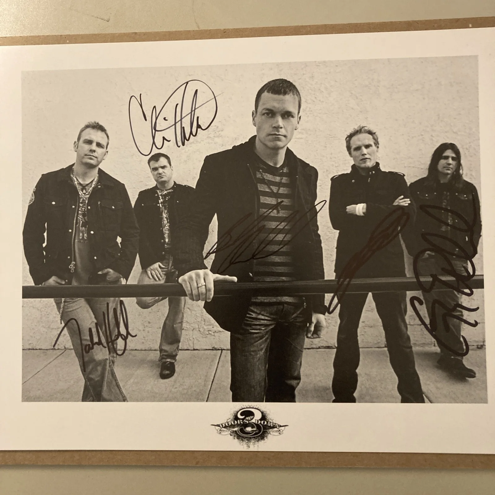 Brad Arnold 1979-2026 3 Doors Down signed by whole band 8x11 stock card W/COA, изображение 2