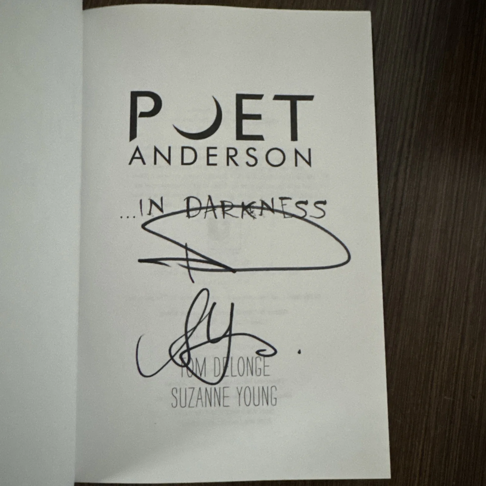 Tom DeLonge, Suzanne Young — Tom DeLonge Blink-182 Signed Autograph Poet Anderson in Darkness Book w/ Beckett, изображение 2