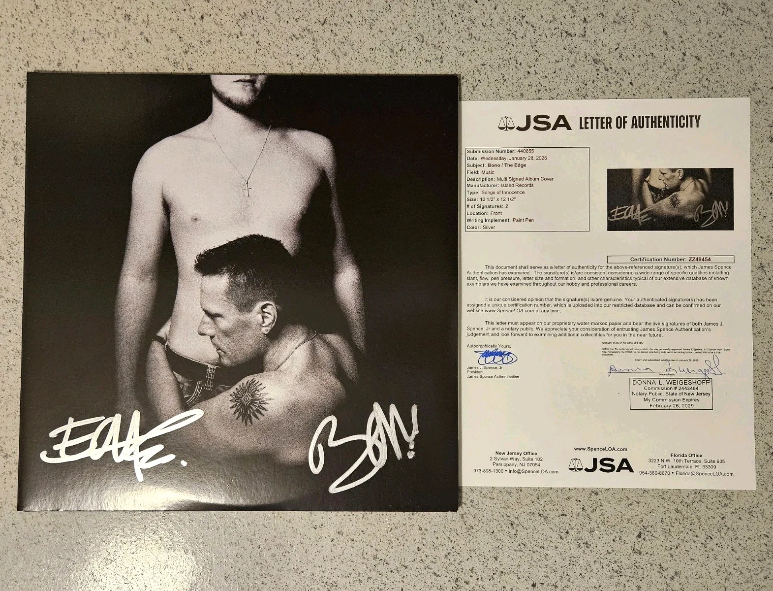 U2 BONO / The Edge Signed Autographed Songs Of Innocence Vinyl Record LP JSA LOA, изображение 2