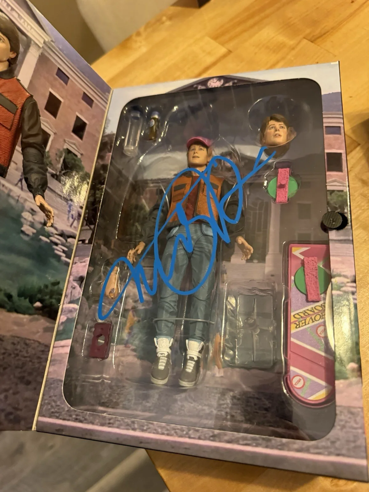 Michael J. Fox — Michael J. Fox LLoyd Wilson Signed Back To The Future NECA Beckett LOT Of 3, изображение 3