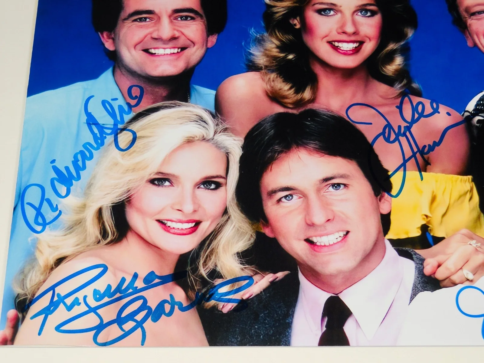 THREE'S COMPANY CAST SIGNED 8X10 PHOTO (FRAMED & MATTED) - JSA! - 4 AUTOGRAPHS!, image 2