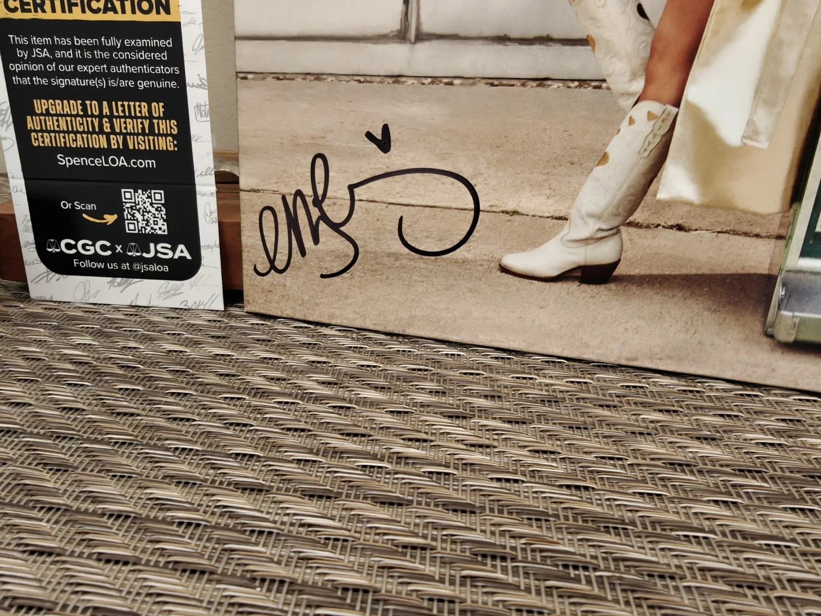 AUTOGRAPHED SIGNED Megan Moroney - LUCKY Green Vinyl LP JSA COA, изображение 2
