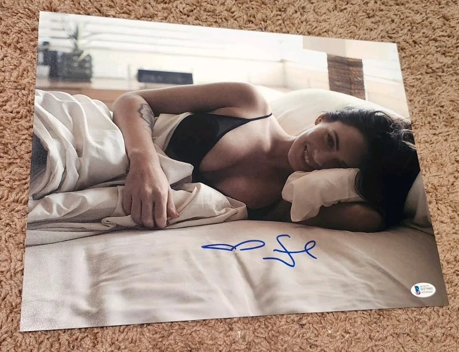 Megan Fox — Megan Fox Sexy signed autographed 11x14 photo. Beckett certified