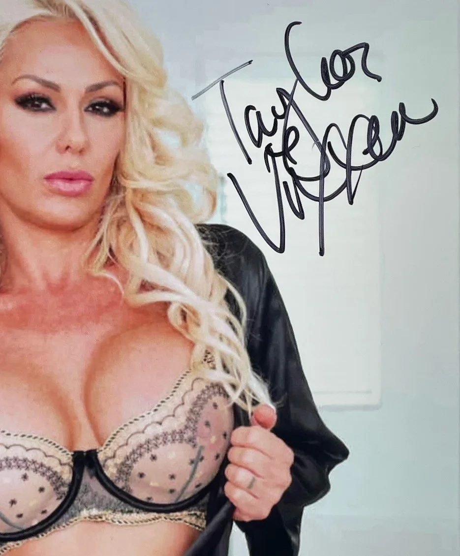 Taylor Vixxen — Taylor Vixxen hand signed authentic 8x10 photo Adult star, image 2