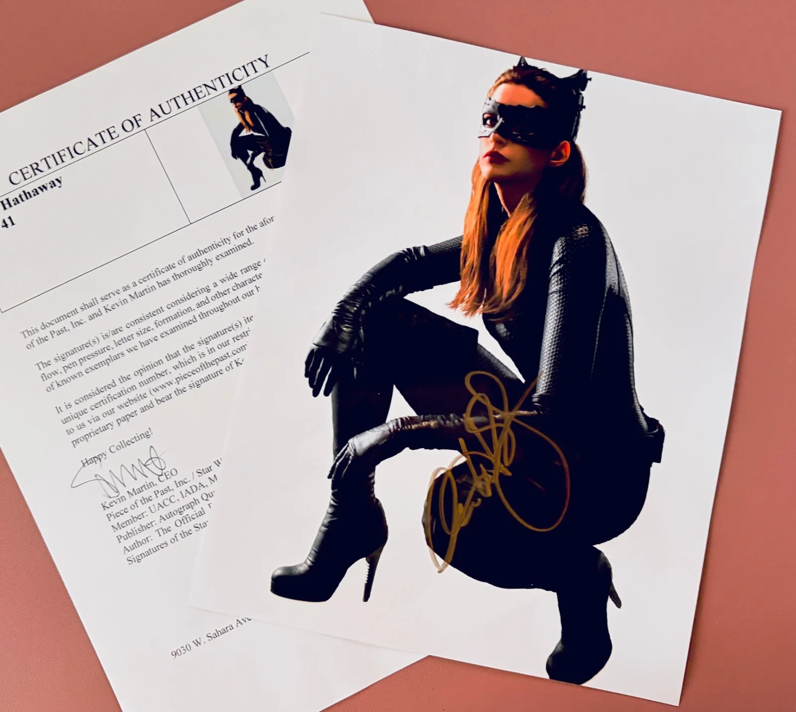 Anne Hathaway — Anne Hathaway Signed 8x10•Batman Dark Knight• Catwoman•Piece of the Past COA, изображение 2