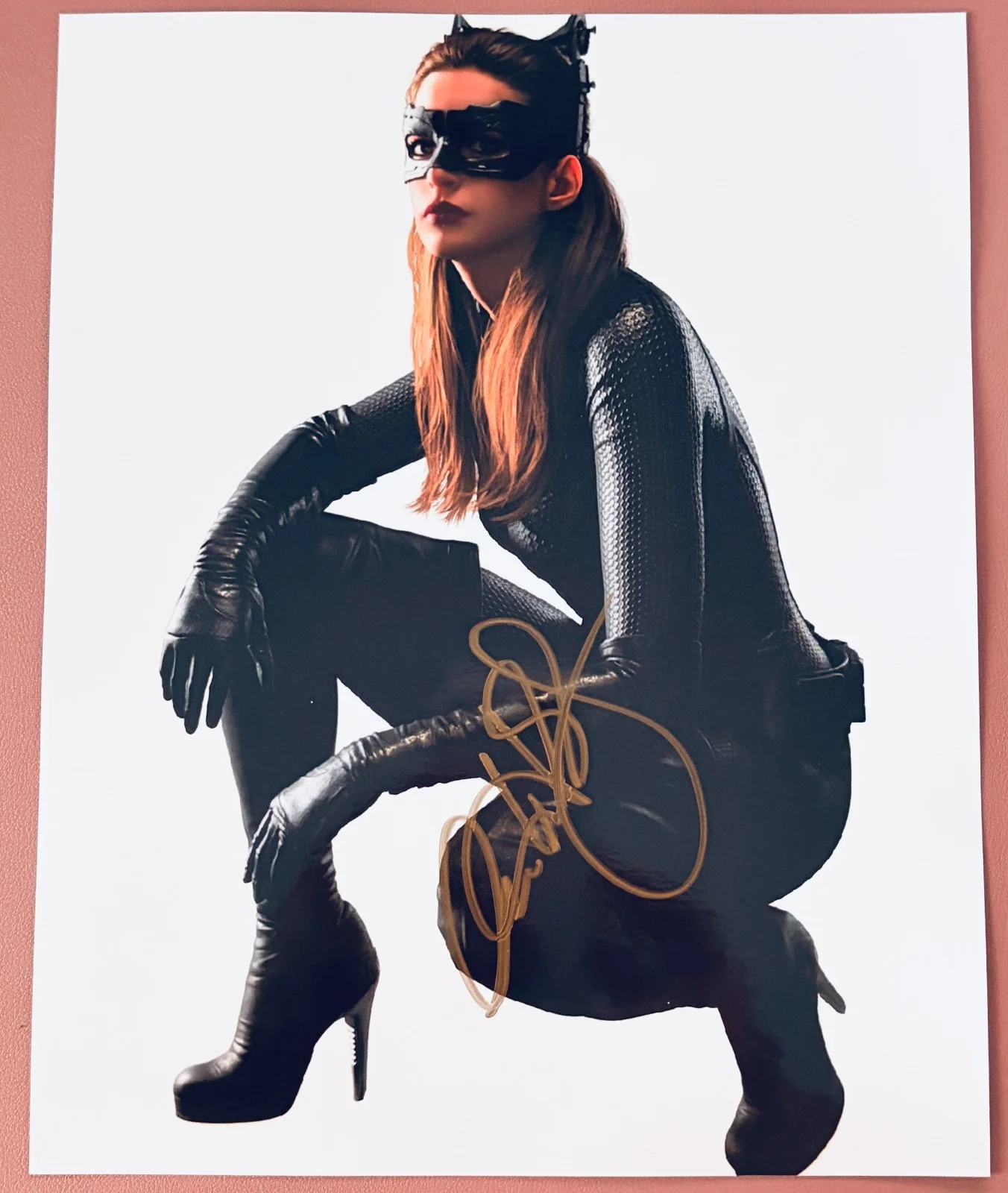 Anne Hathaway — Anne Hathaway Signed 8x10•Batman Dark Knight• Catwoman•Piece of the Past COA, изображение 3