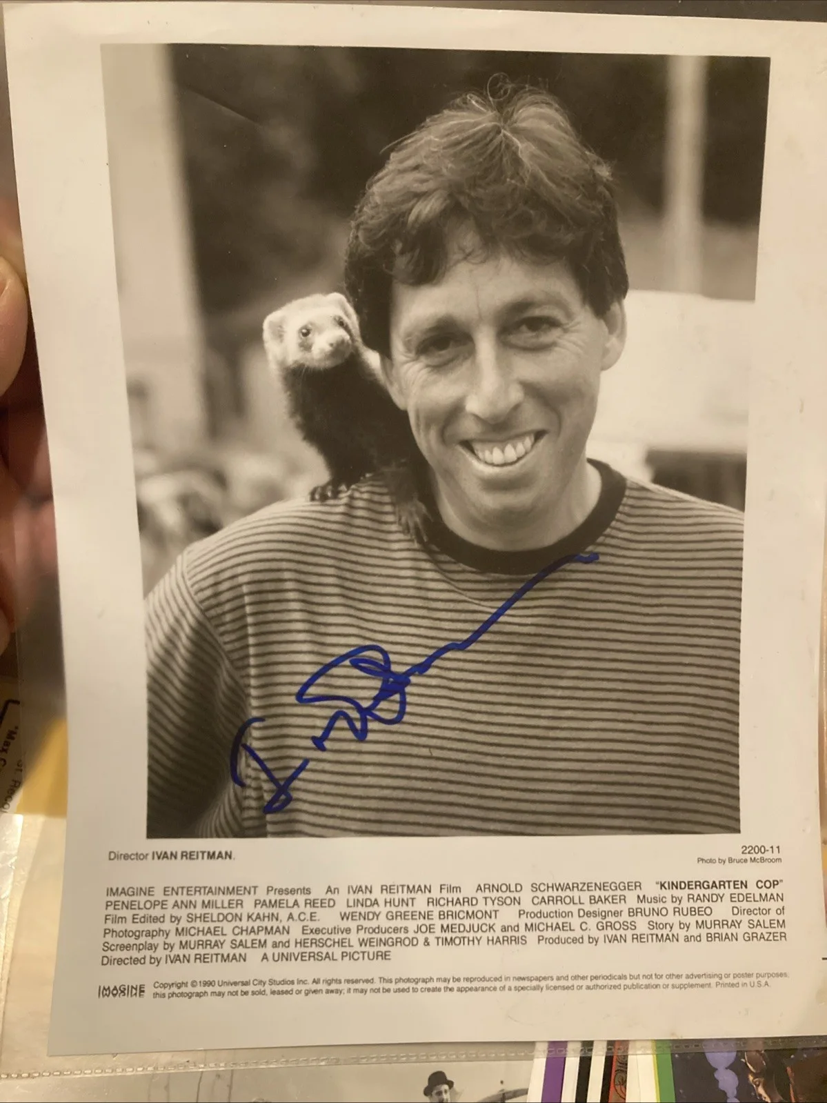 IVAN REITMAN — IVAN REITMAN HAND SIGNED 8X10 PHOTO MOVIE KINDERGARTEN COP DIRECTOR AUTOGRAPH