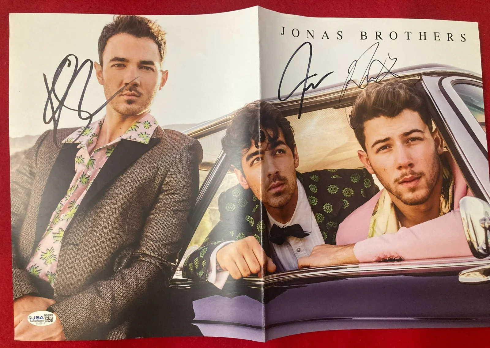 RARE! JONAS BROTHERS 11x17 Promo Photo Poster SIGNED x3 Joe Nick Kevin w JSA COA, изображение 2