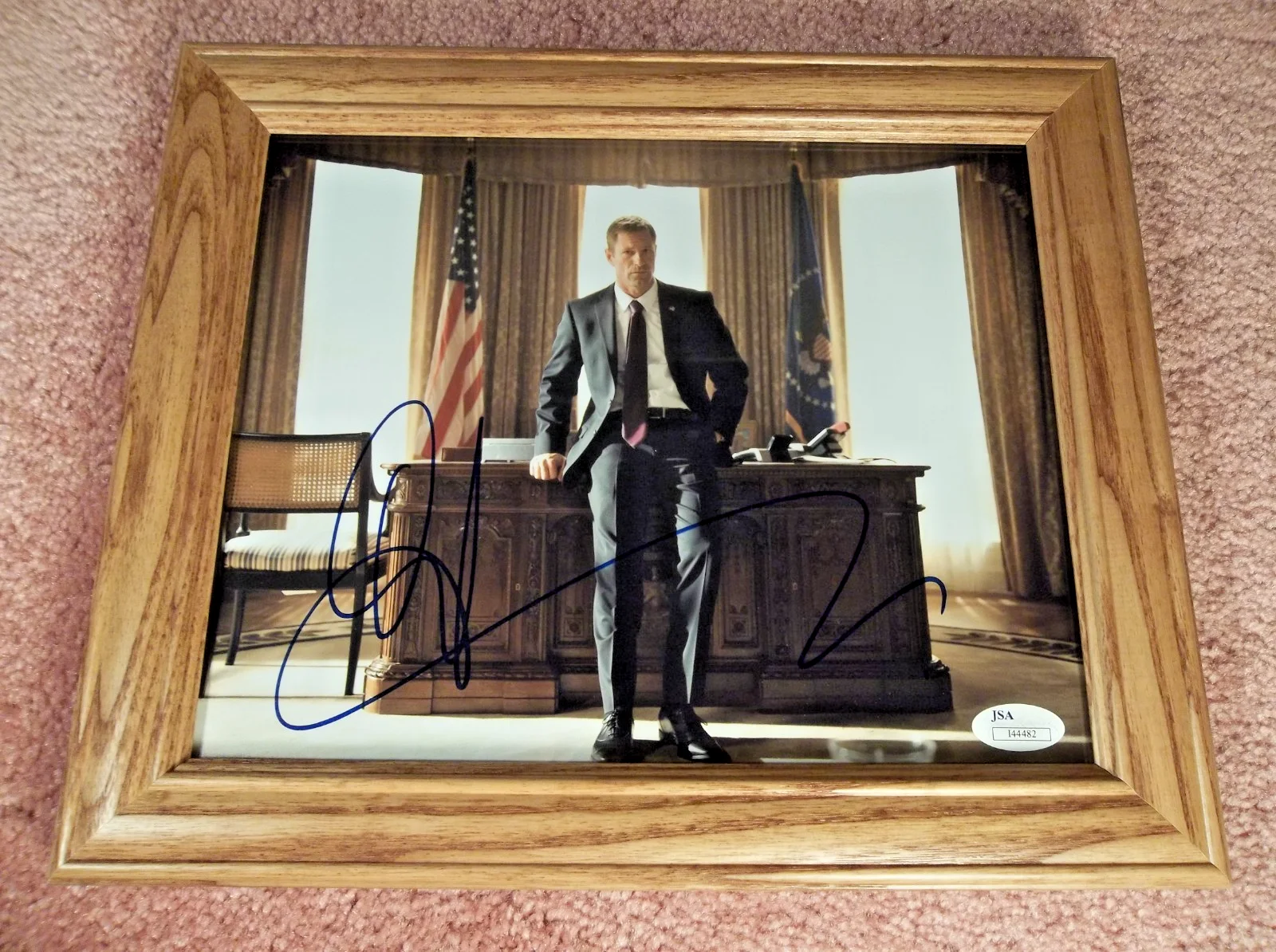AARON ECKHART — AARON ECKHART SIGNED 8 X 10 IN OAK FRAME OLYMPUS HAS FALLEN JAMES SPENCE JSA COA