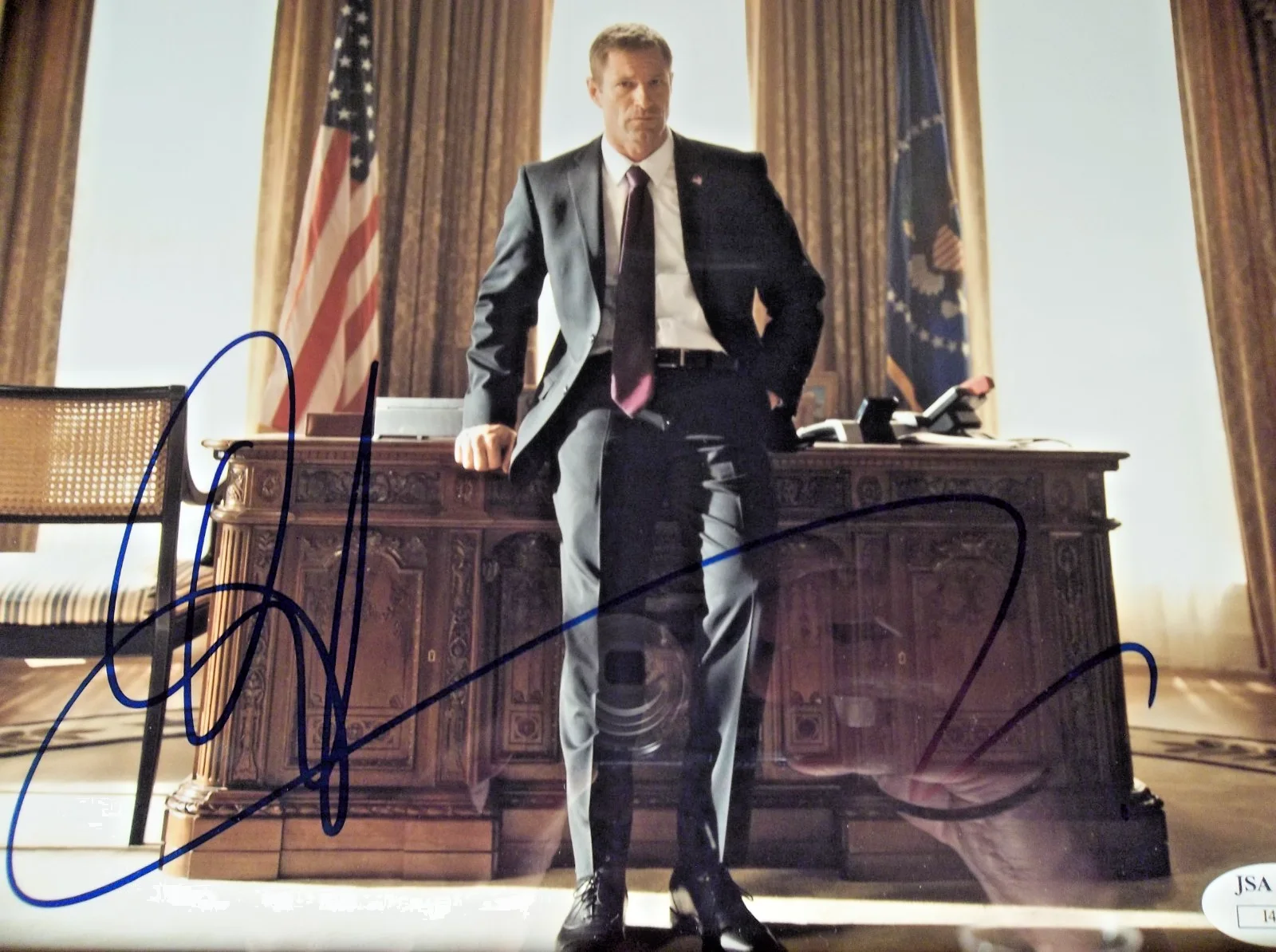AARON ECKHART — AARON ECKHART SIGNED 8 X 10 IN OAK FRAME OLYMPUS HAS FALLEN JAMES SPENCE JSA COA, изображение 2