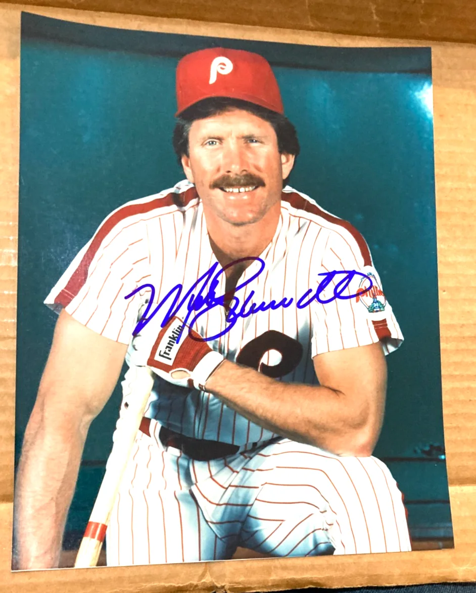 MIKE SCHMIDT — VINTAGE MIKE SCHMIDT PHILADELPHIA PHILLIES SIGNED AUTO 8X10 COLOR PHOTO CERT.