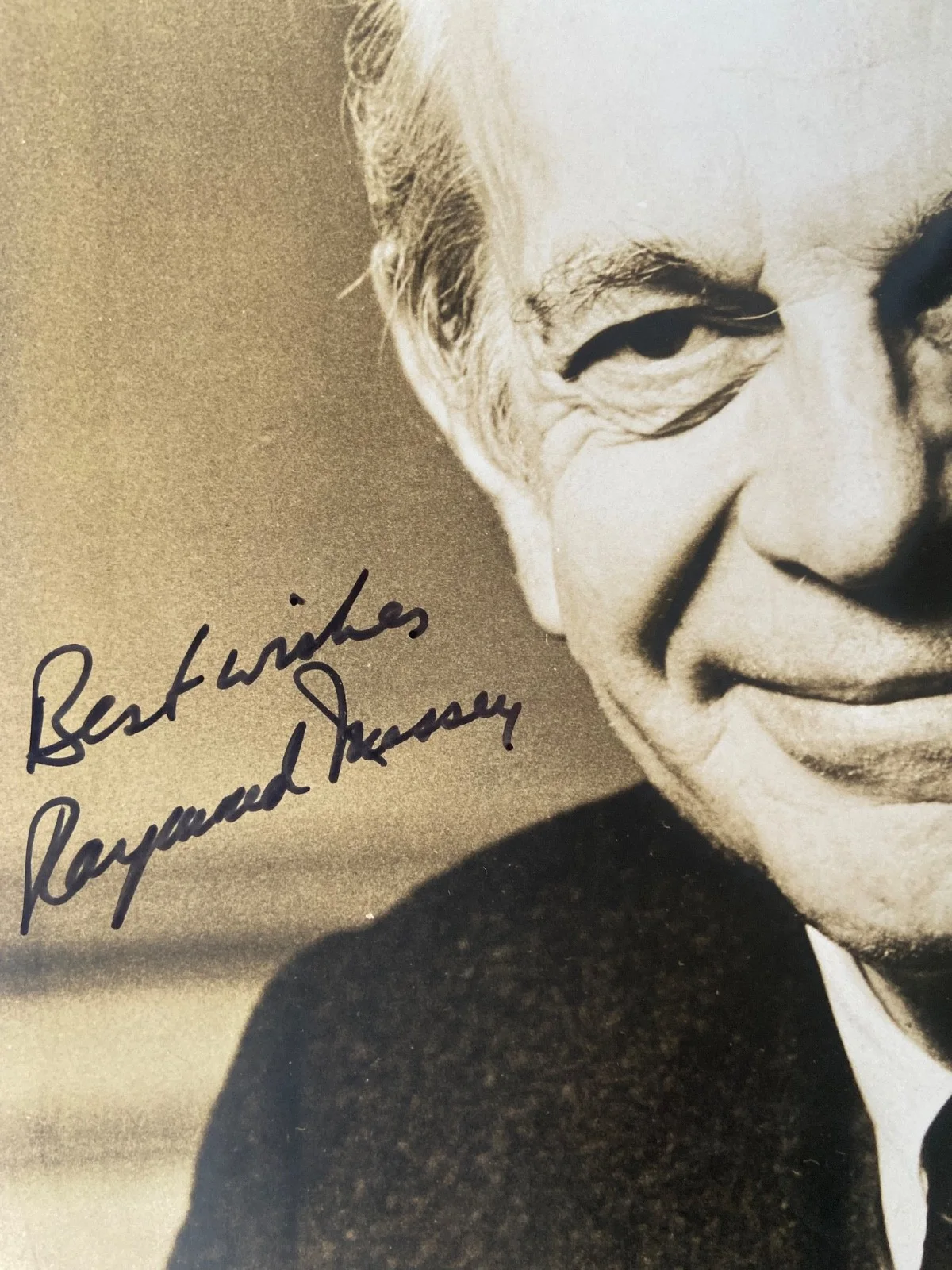 Raymond Massey signed B/W 8"x10" Photograph, изображение 2