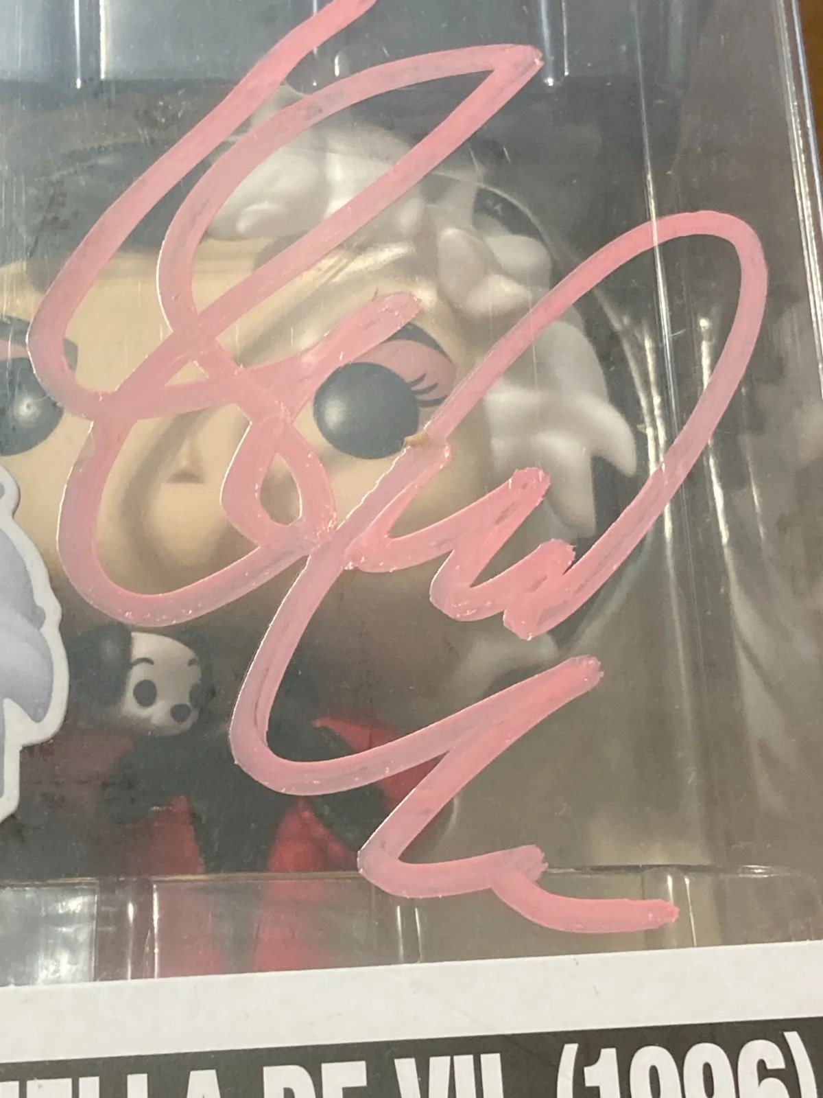 GLENN CLOSE - SIGNED 101 Dalmatians CRUELLA DE VILFunko with COA, изображение 2