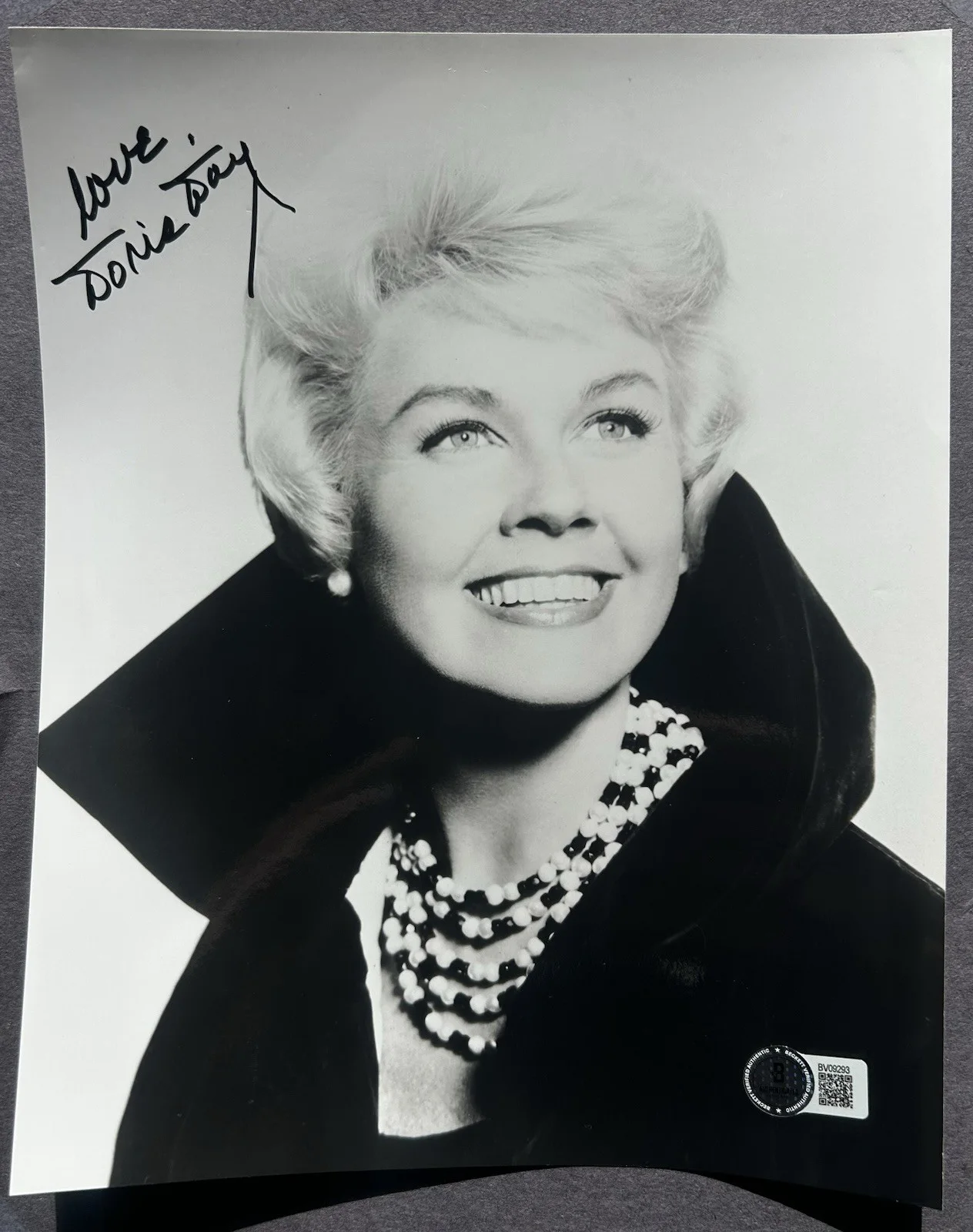 Doris Day — Doris Day (D) 8x10 Photograph signed.Music and Hollywood Icon.BAS Autograph.