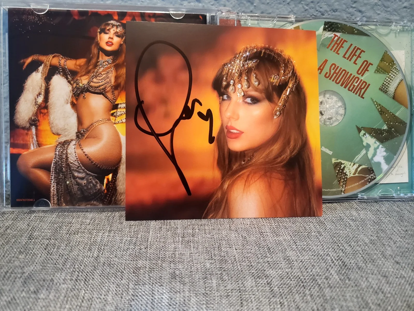 Taylor Swift the life of a showgirl signed cd 1, изображение 2
