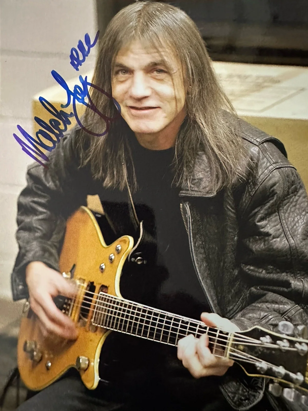 MALCOLM YOUNG SIGNED AUTOGRAPHED PHOTO 8X10 RARE, image 2