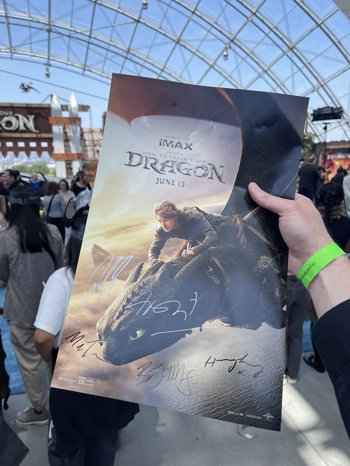 Cast Members — How To Train Your Dragon Movie Poster Signed Mason Thames - Red Carpet Premiere, изображение 3