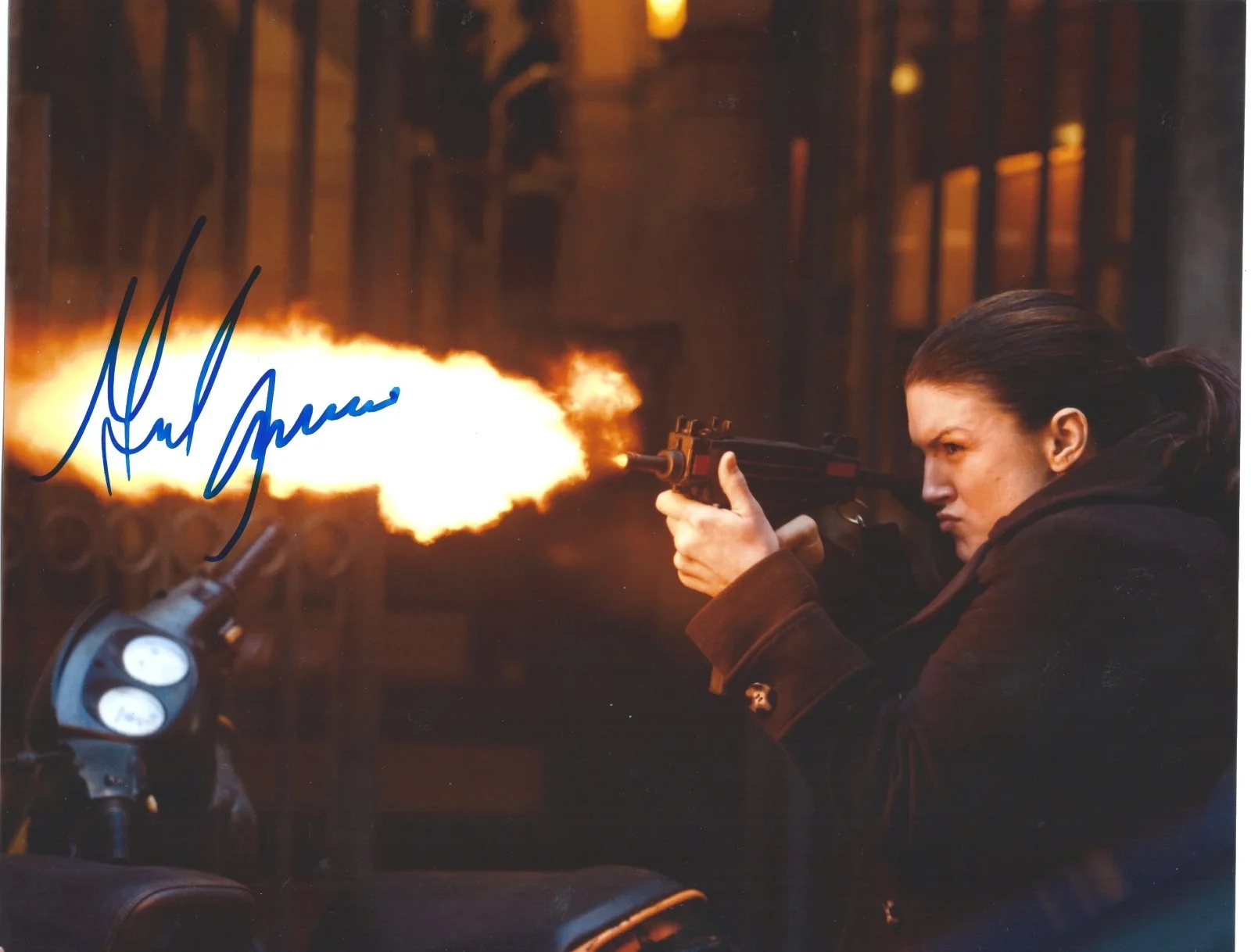 Gina Carano — Gina Carano signed 8x10 photo - In Person Proof - Star Wars, Fast Furious, MMA