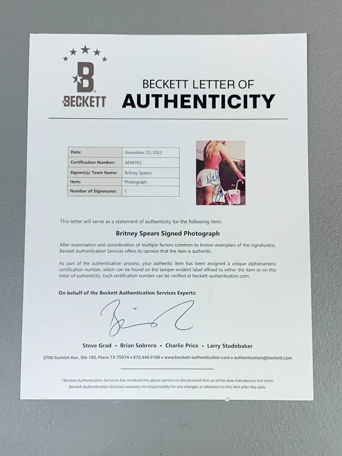 Britney Spears Signed 10" x 8" Photo (Beckett/BAS Authentication), image 2