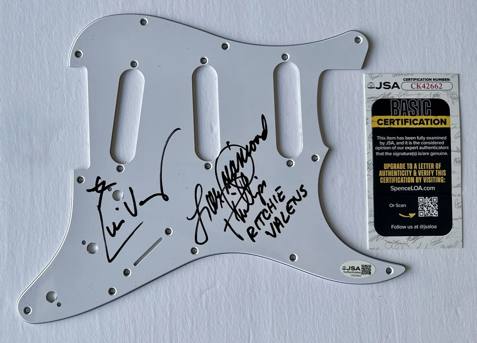 LOU DIAMOND PHILLIPS & DIRECTOR LUIS VALDEZ SIGNED AUTOGRAPH PICKGUARD +JSA COA, image 3