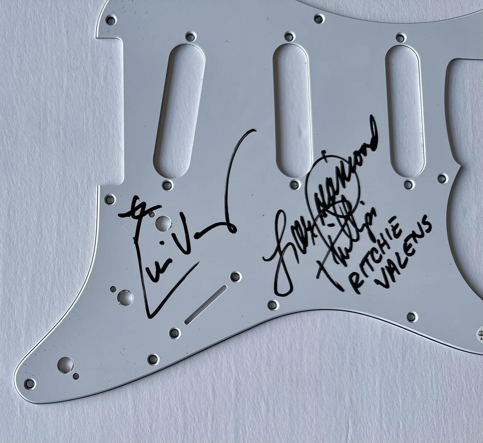 LOU DIAMOND PHILLIPS & DIRECTOR LUIS VALDEZ SIGNED AUTOGRAPH PICKGUARD +JSA COA, image 5