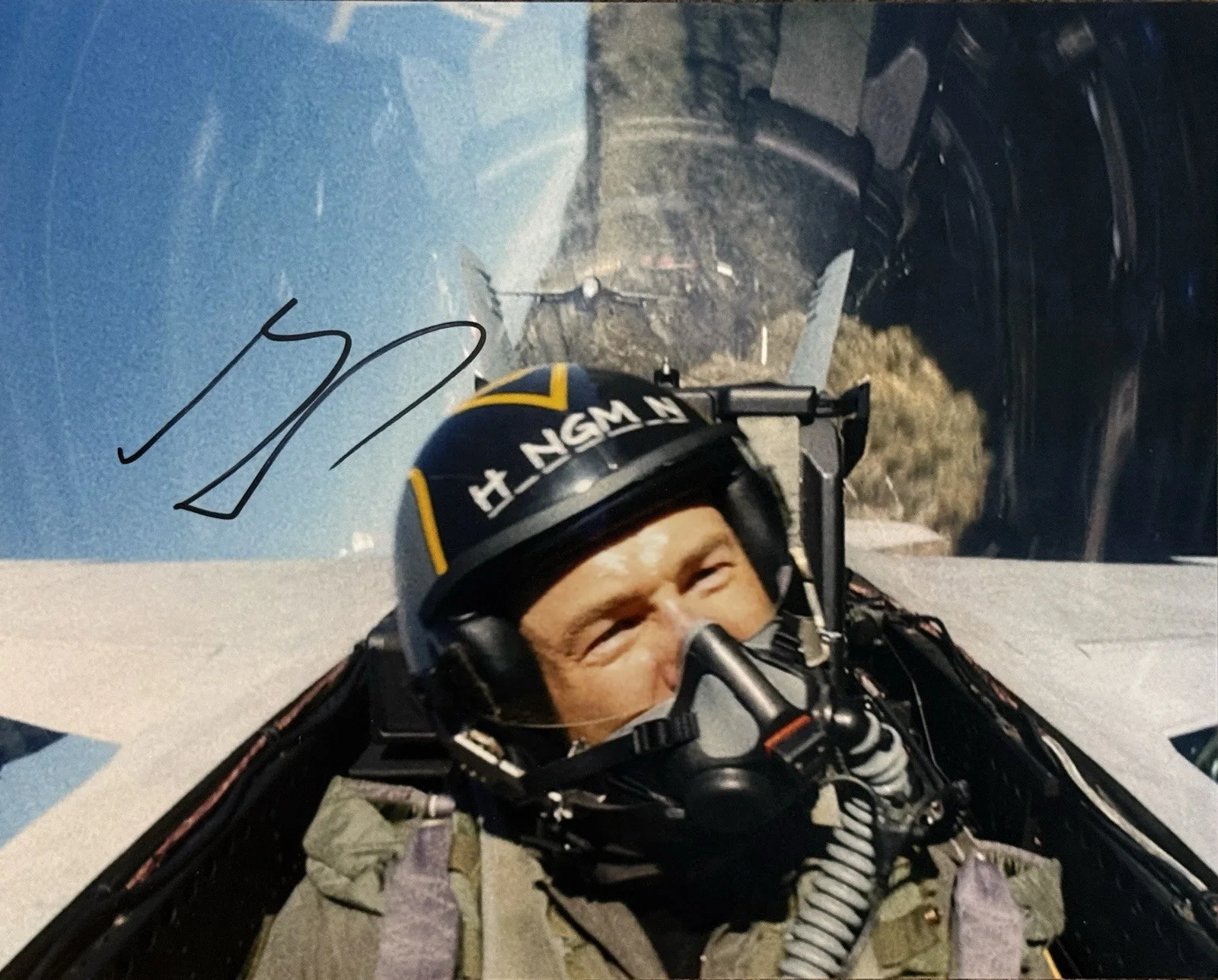 Glen Powell — Glen Powell Signed Hangman 8x10 Top Gun Maverick