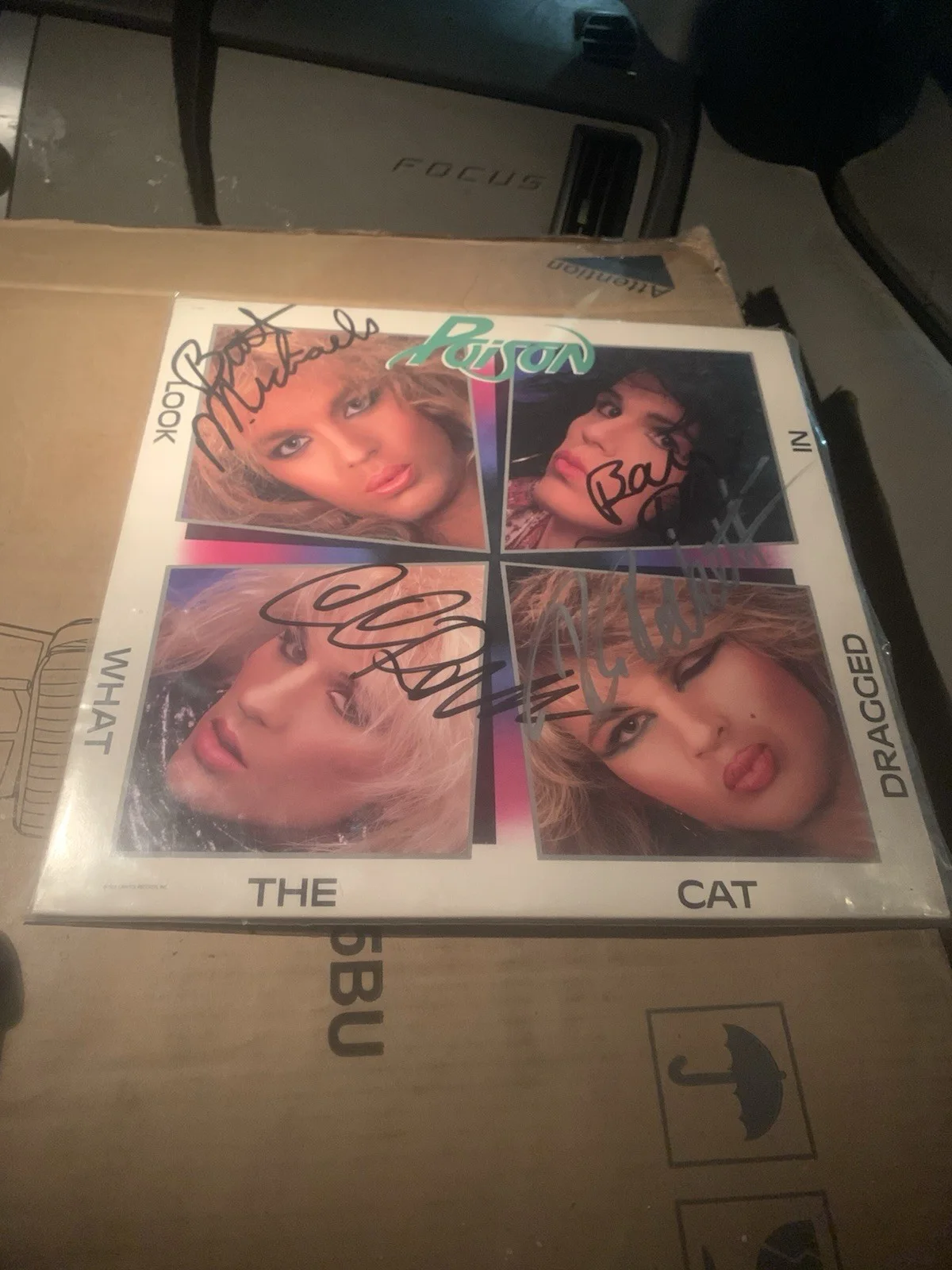 Poison –Look What the Cat Dragged In (1986) Vinyl LP *Mint* Autographed by Band, изображение 2