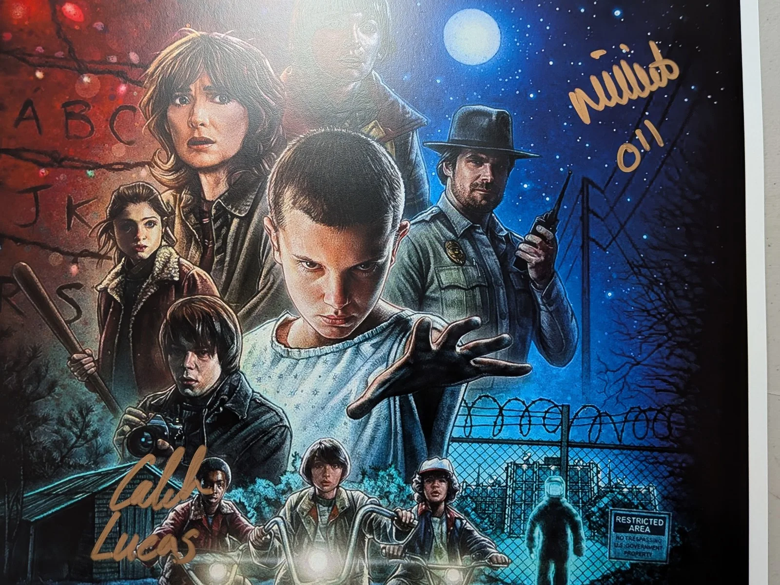 MILLIE BOBBY BROWN — MILLIE BOBBY BROWN WOLFHARD MATARAZZO 4X Signed 11x17 Stranger Things BAS COA +, image 2