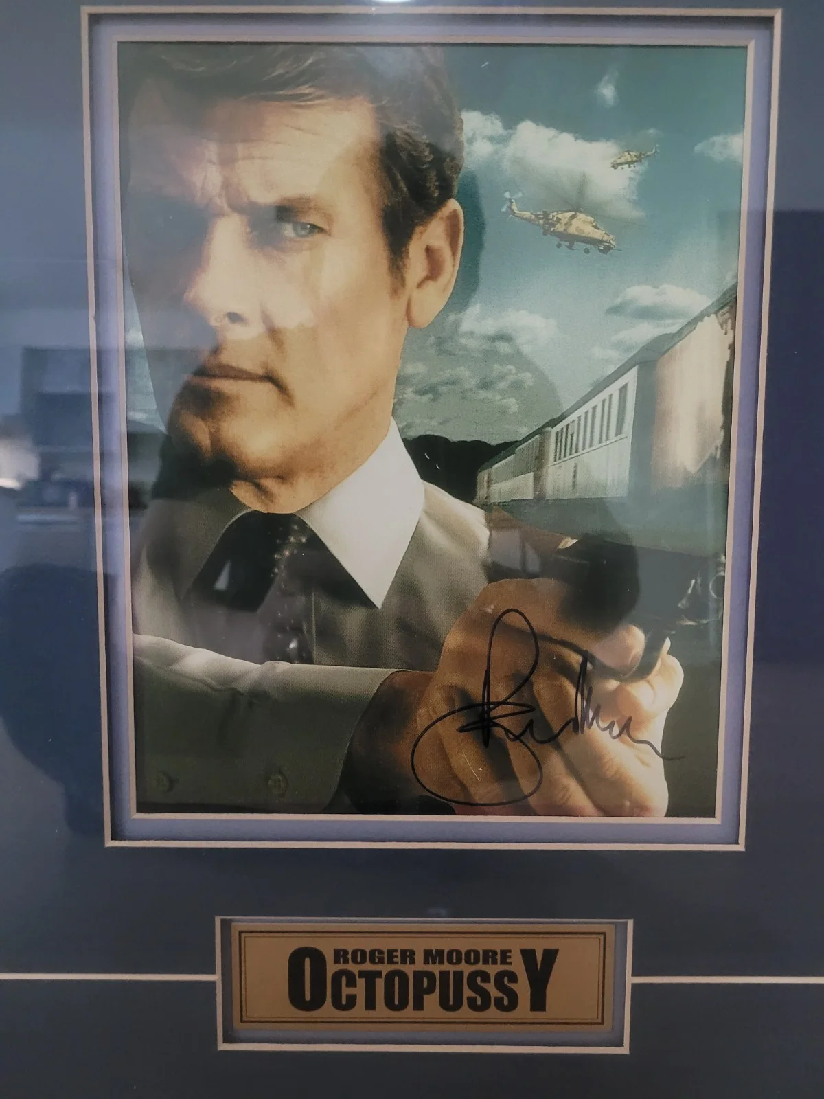 Roger Moore — AUTHENTIC 1983 Roger Moore Octopussy James Bond 007 HAND SIGNED / FRAMED + COA, image 2