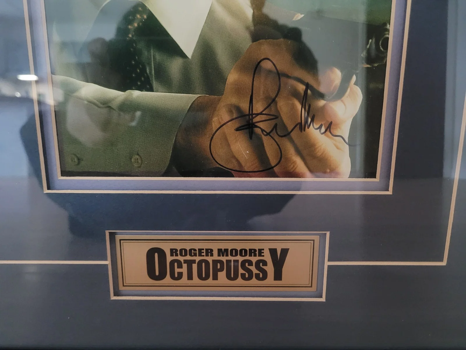 Roger Moore — AUTHENTIC 1983 Roger Moore Octopussy James Bond 007 HAND SIGNED / FRAMED + COA, image 3