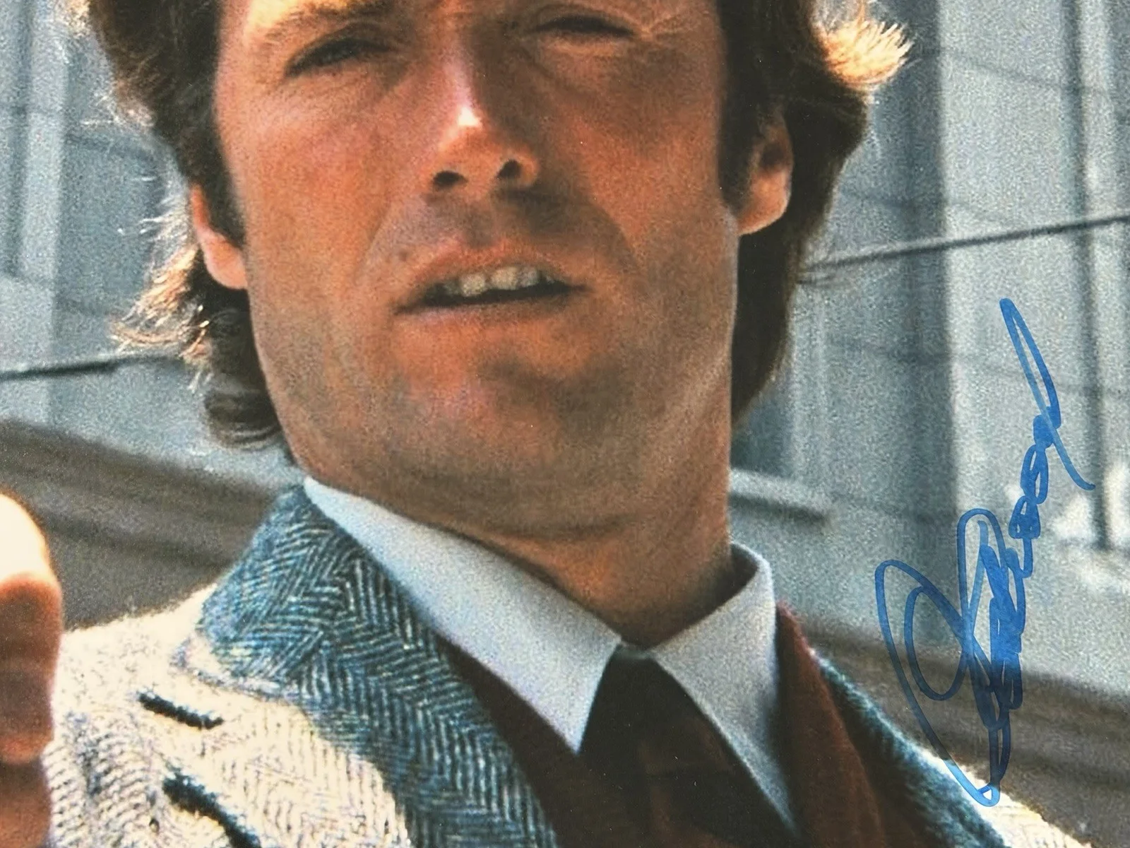CLINT EASTWOOD — CLINT EASTWOOD SIGNED 11X14 PHOTO AUTHENTIC AUTOGRAPH PSA/DNA LOA DIRTY HARRY, изображение 2