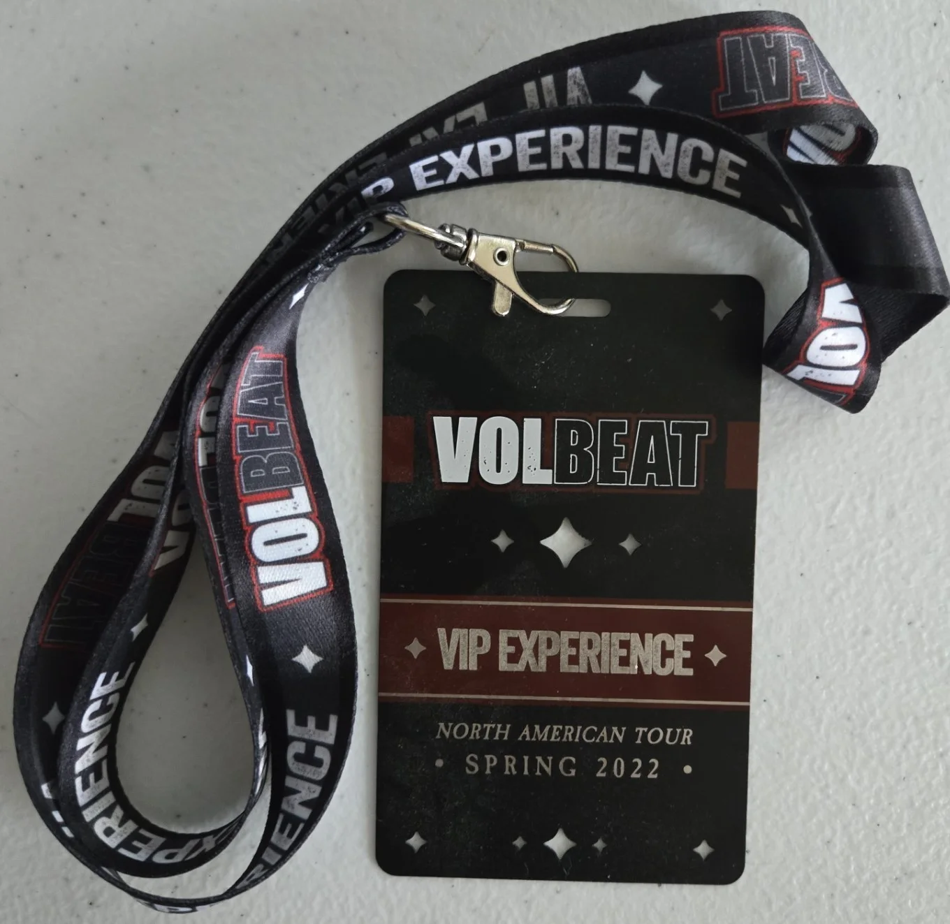 VOLBEAT VIP FULL PACKAGE SIGNED FRAMED w/BELT BUCKLE, PASS and TICKET 2022, изображение 3