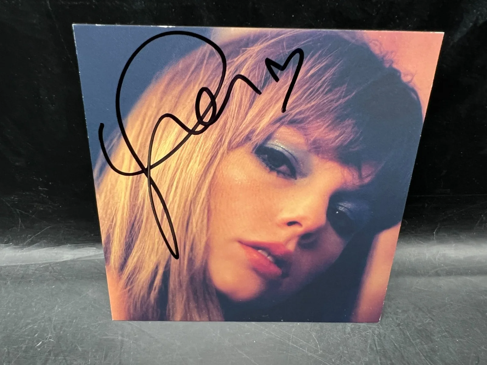 Taylor Swift Signed w/ SEPARATE HEART Midnights Mahogany Edition Photo CD Album, изображение 2