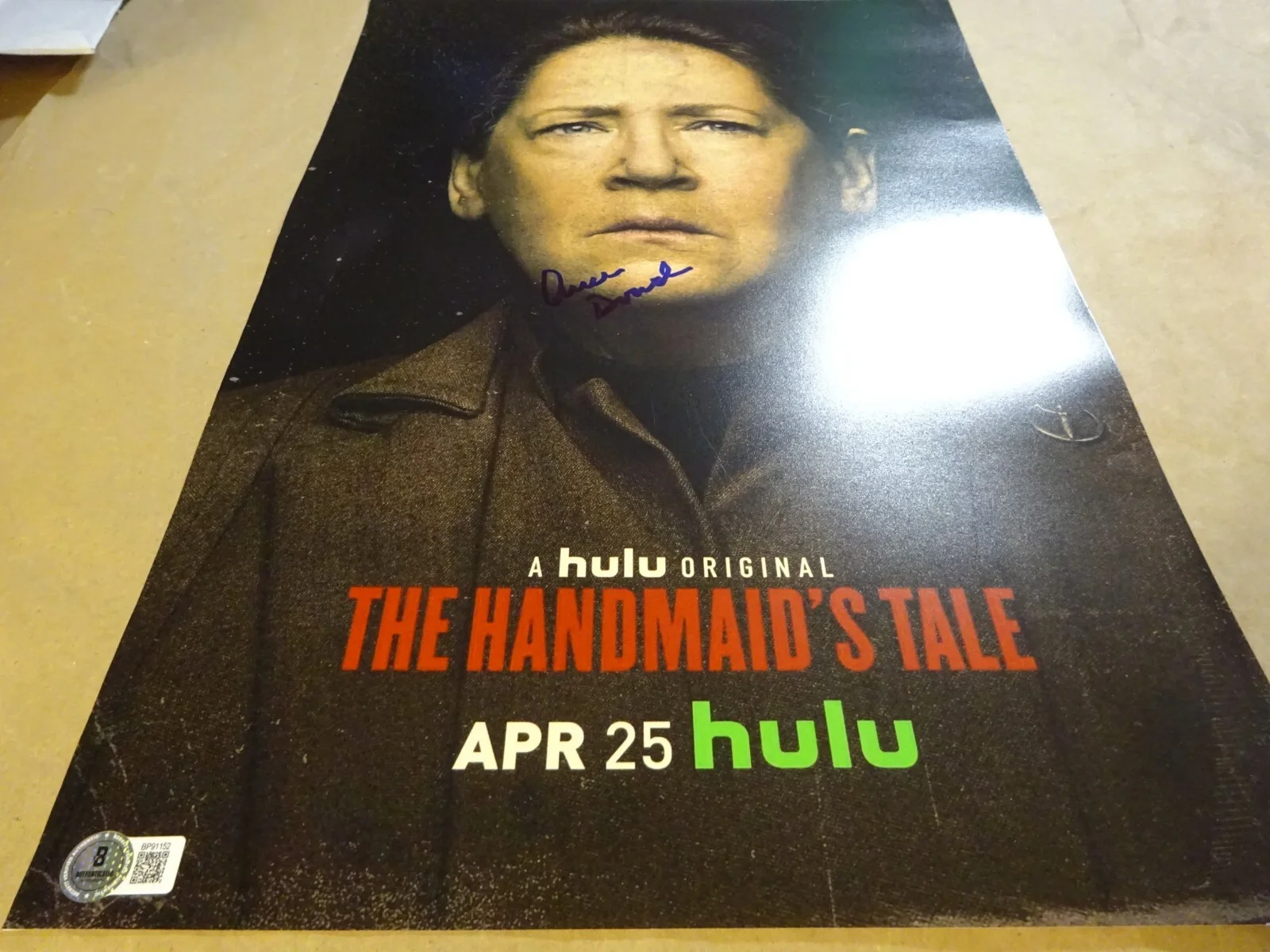Ann Dowd — Signed Ann Dowd Autographed The Handmaid's Tale 12"x18" Photo BAS COA, изображение 2