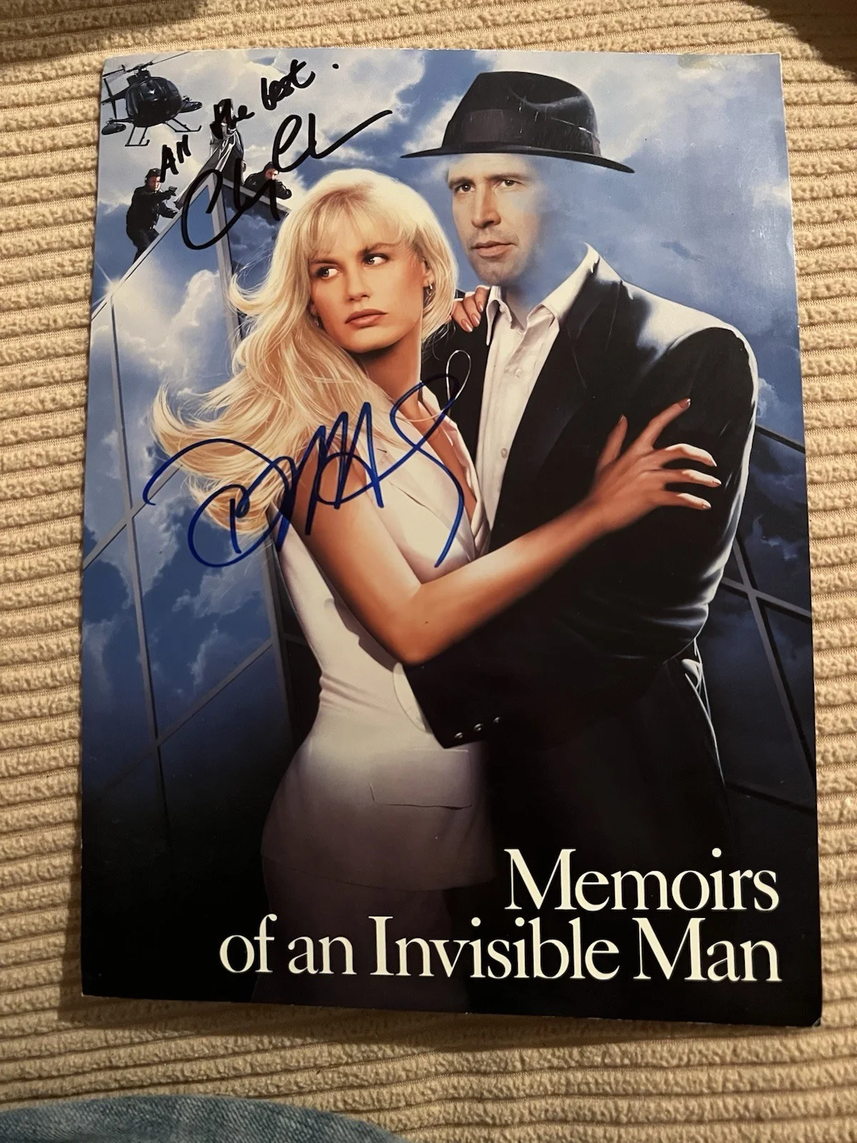 Chevy Chase Autographed Memoirs of an Invisible Man Original Movie Photograph, изображение 2