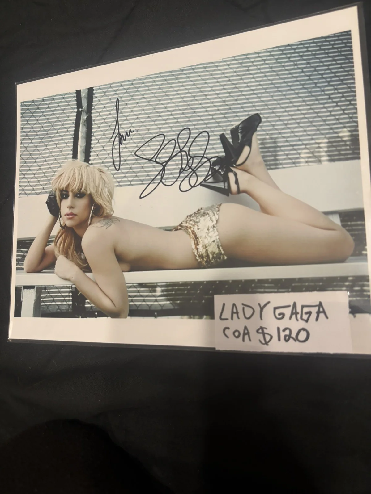 LADY GAGA — LADY GAGA ORIGINAL HAND SIGNED / AUTOGRAPHED 8x10 PHOTO MINT w/COA, изображение 2
