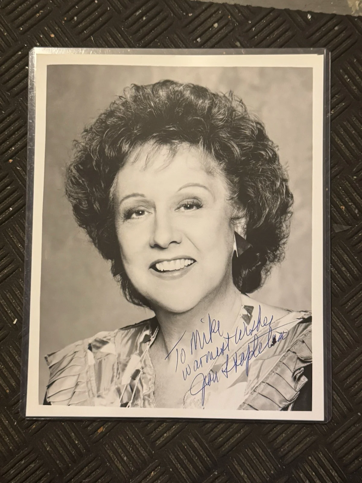 Jean Stapleton — JEAN STAPLETON Signed B/W 8x10 Photo Edith Bunker All In The Family (INSCRIBED)