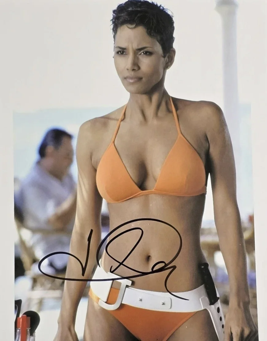 HALLE BERRY — HALLE BERRY BOND GIRL ORIGINAL HAND SIGNED AUTOGRAPHED 8x10 PHOTO MINT NEW w/COA