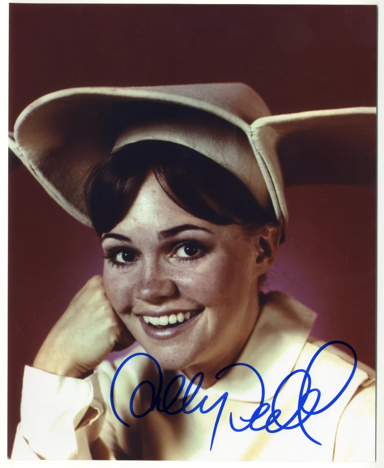 Sally Field — Sally Field is The Flying Nun classic TV signed photo Free Shipping