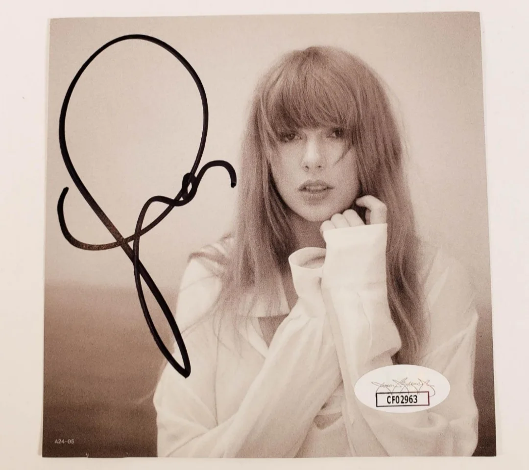 TAYLOR SWIFT AUTOGRAPH BOOKLET W/CD AND CASE JSA CERTIFIED, image 2