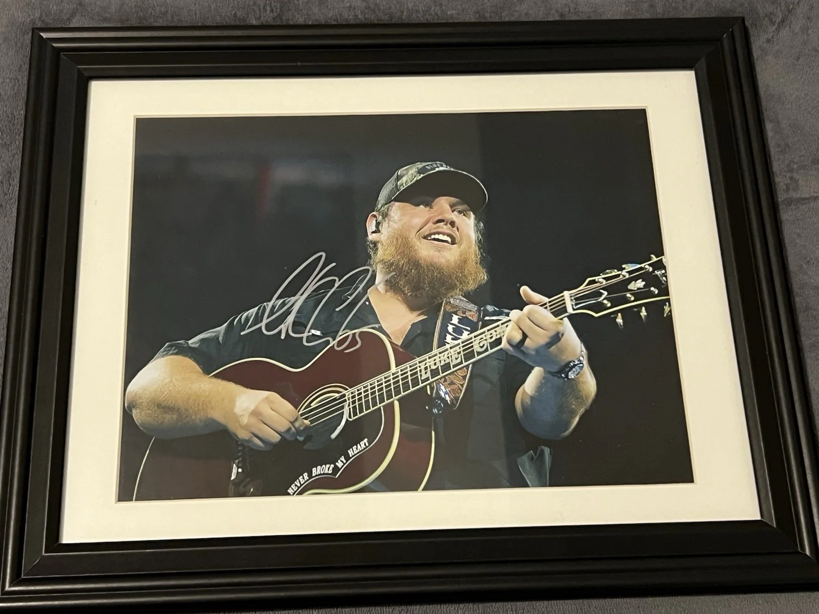 Luke Combs Autographed Signed 8.25x11.5 Photo Country Music Star Fully Framed, изображение 2