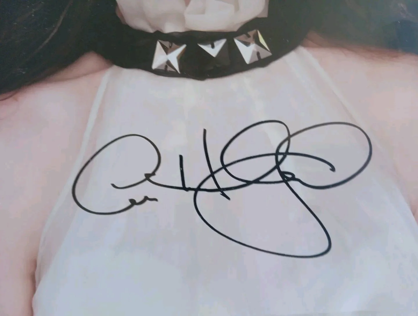 Anne Hathaway — Anne Hathaway Autographed Signed 8x10 Photo (Headshot), изображение 2